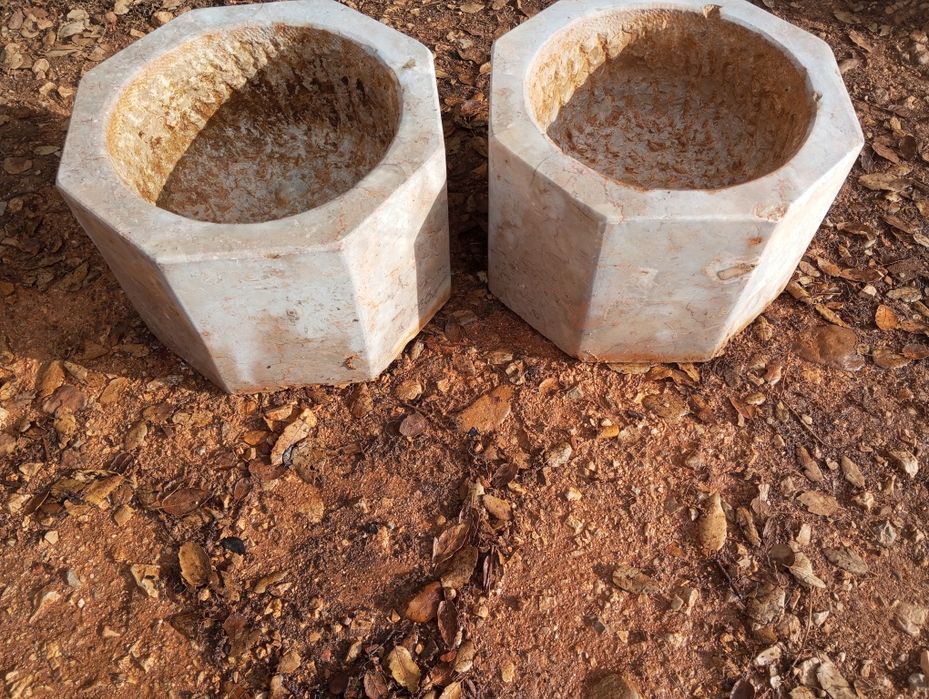 Conjunto de pias em pedra