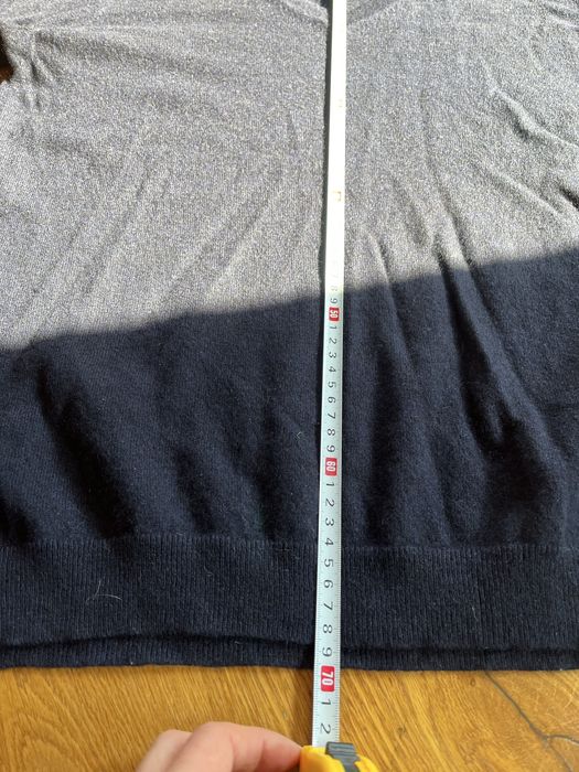 Kaszmirowy sweter marki Uniqlo