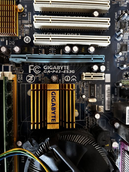 Kompletny komputer bez obudowy i dysku twardego