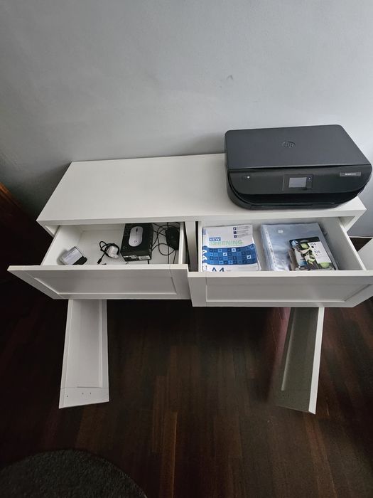 Cómoda com 2 portas e duas gavetas