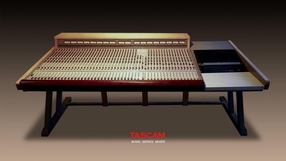 Tascam M-600, mesa de mistura analógica 'vintage' 32 canais/16 grupos