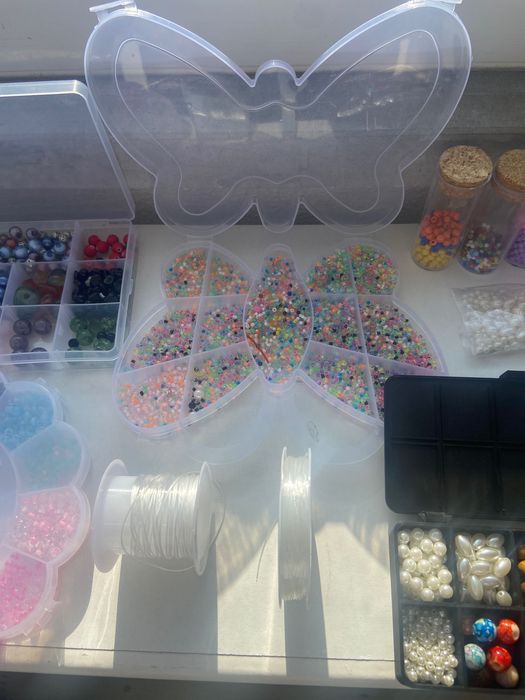 Missangas e material para fazer bijuteria