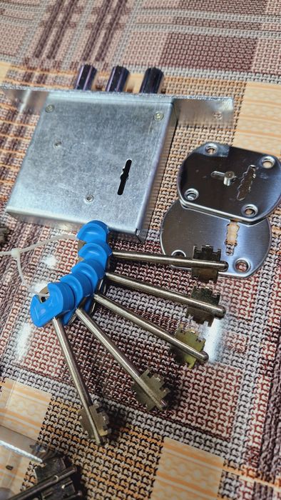 Врезной замок для сейфа, калитки , металлических дверей.  Качество!