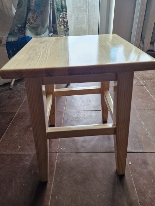 Табуретки сосна натуральное под лаком новое  600грн 1шт