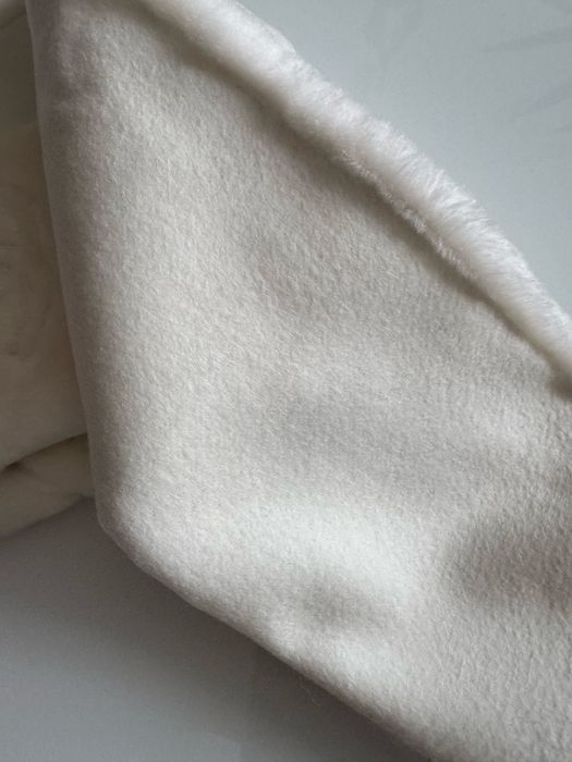 Piekny biały szal Chanel