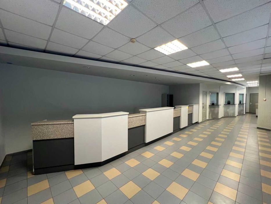 Продаж офісного приміщення  в центрі Зміїва від власника