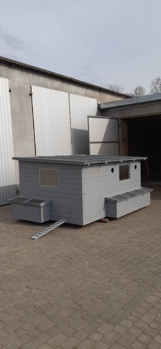 Kurnik kury z gniazdami bocznymi