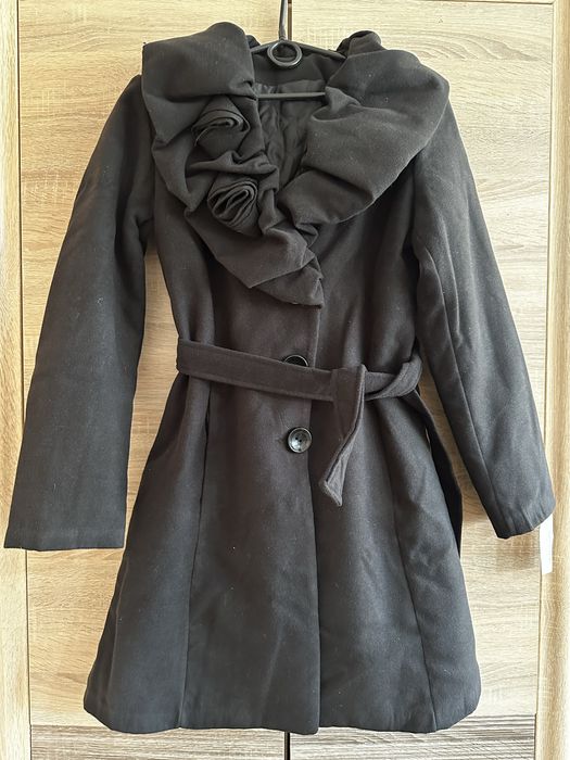 Płaszcz czarny ocieplany z różą i paskiem Star Fashion roz. L-XL