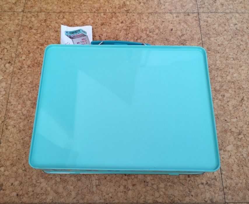 Flying Tiger | Mala azul/ verde menta metalizada com letras em íman