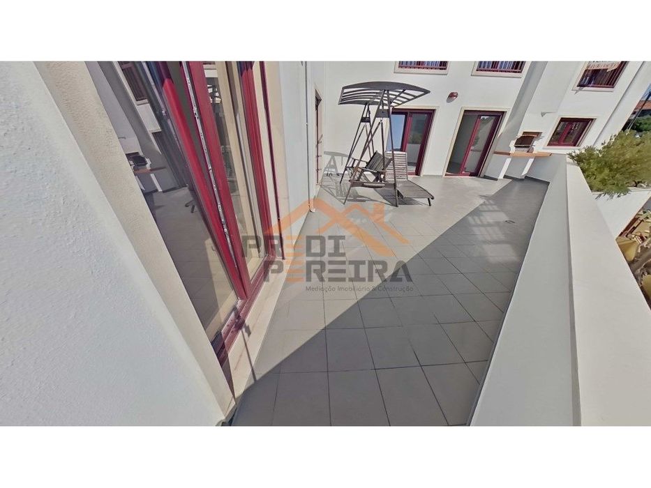 Apartamento T3 duplex remodelado, com box, situado em Casal de Cambra.