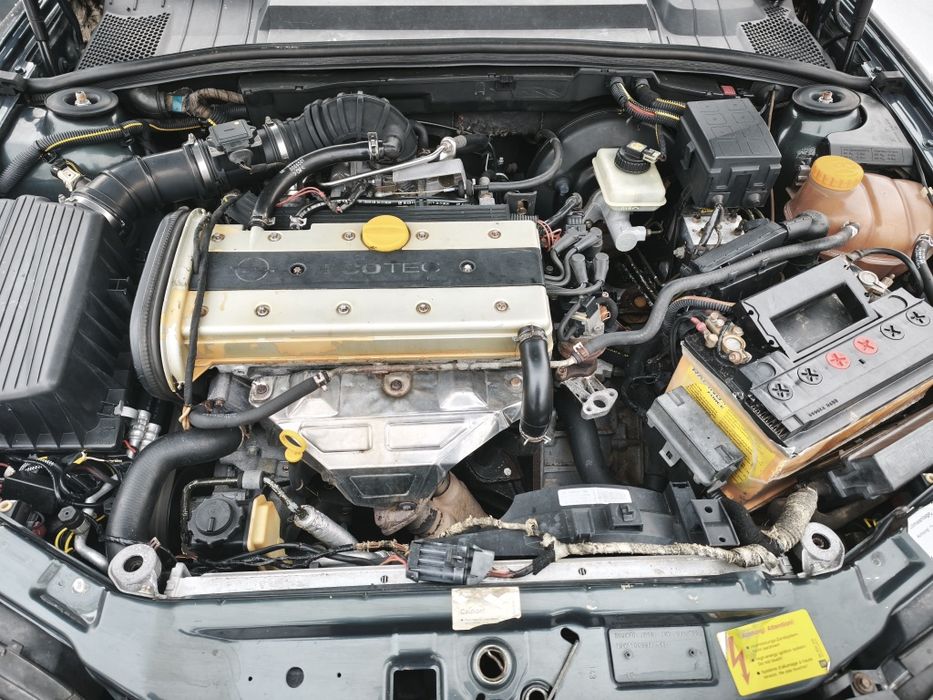 Опель Вектра В 2.0 бензин