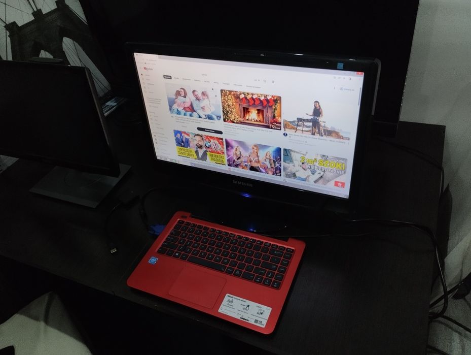Laptop YouTube Netflix z monitorem lub bez