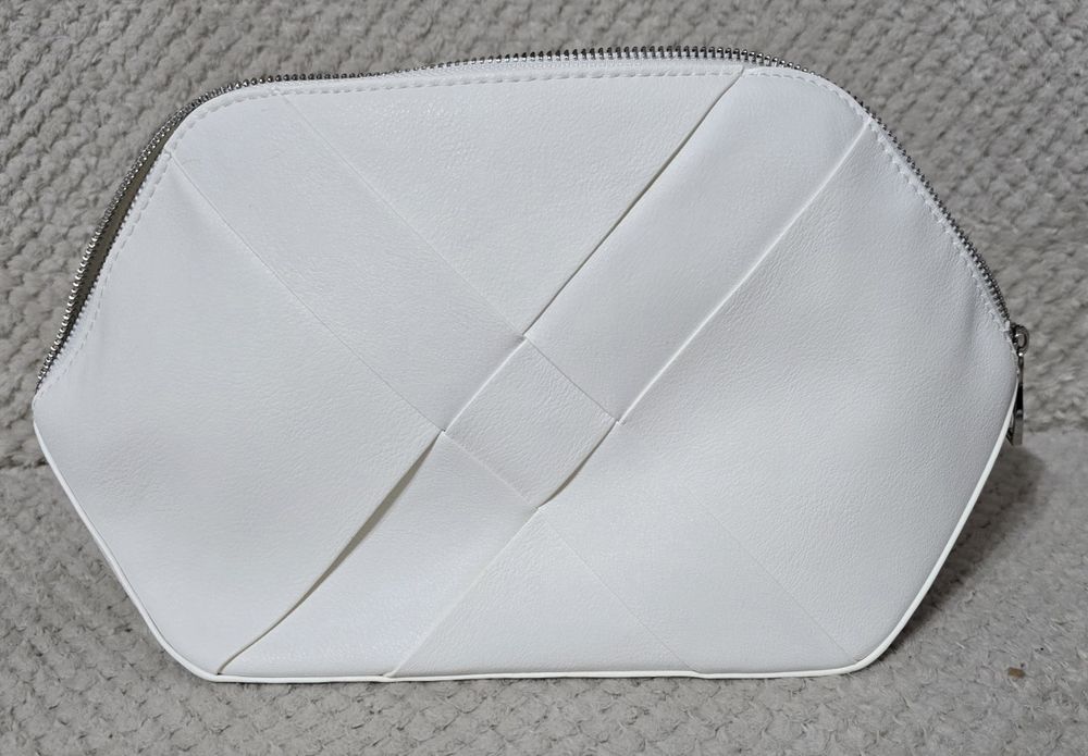 Duża kosmetyczka biała.