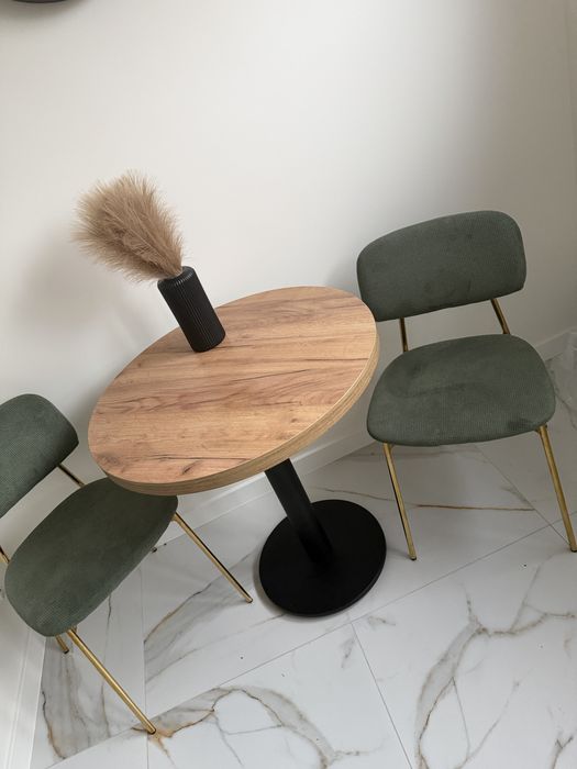 Stolik z dwoma krzesłami