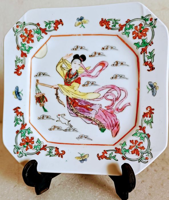 Antigo Prato Octogonal chinês com caracteres vermelhos