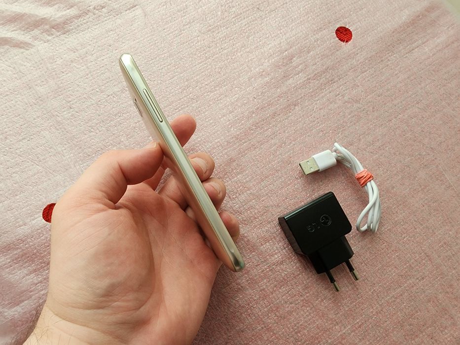 Samsung Galaxy J3 J320Н.Вlack.2сим.карты.Полностью рабочий.