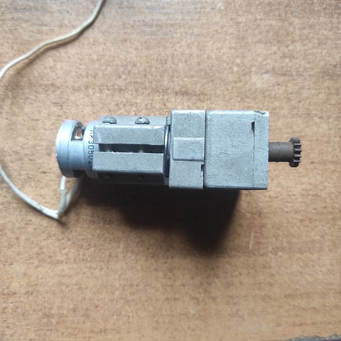 Редуктор з моторчиком