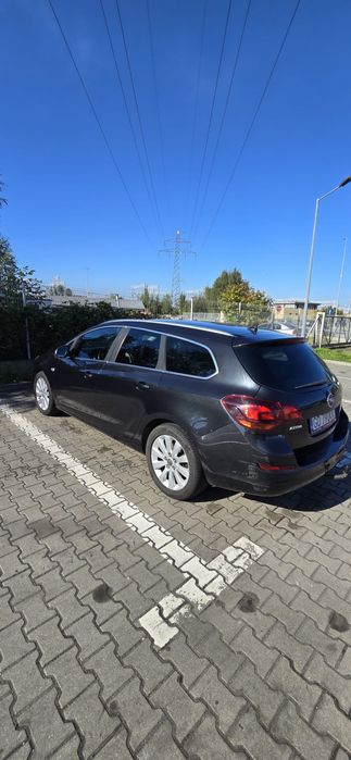 Czarny Opel Astra