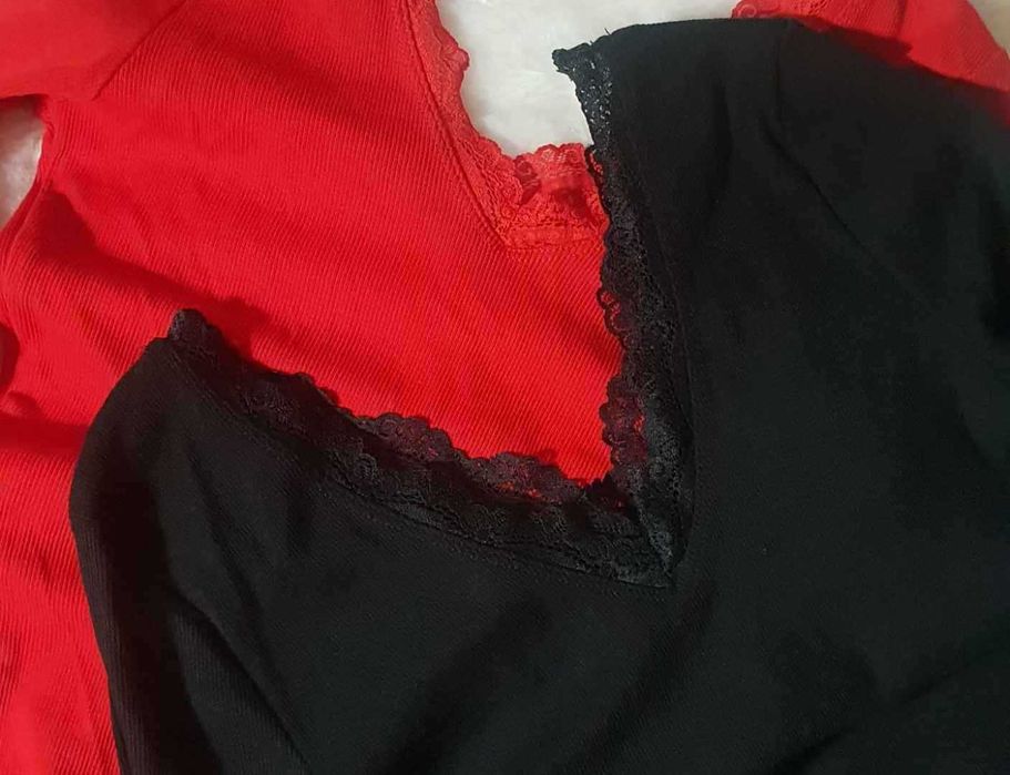 Bluzeczka z dekoltem z przodu i z tyłu wykończonym koronką