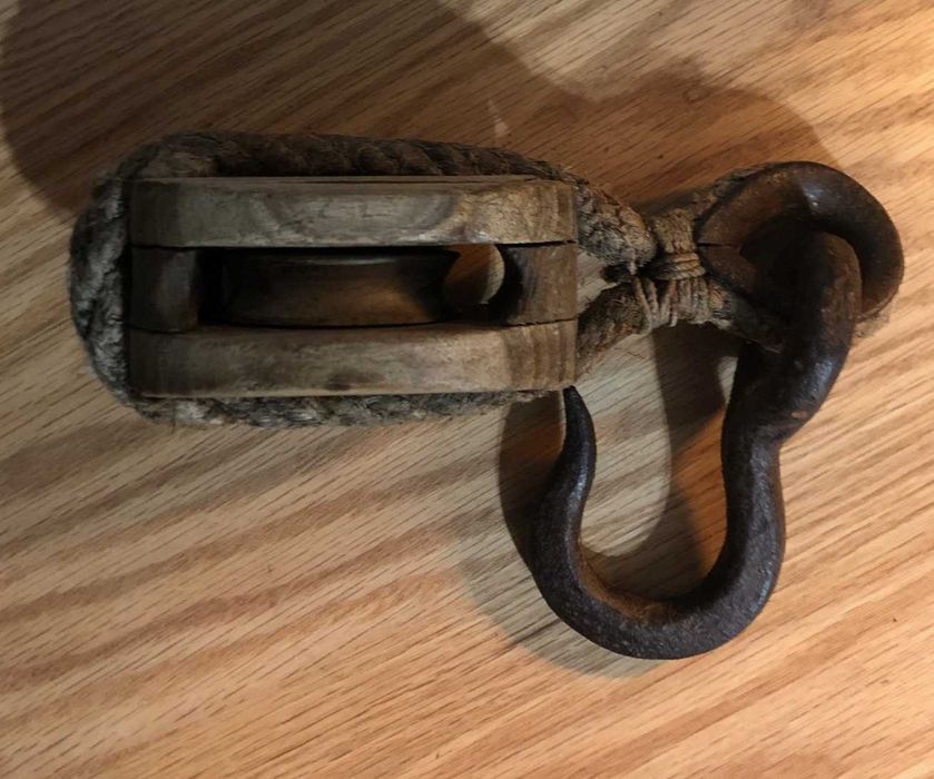 Polia muito antiga em madeira