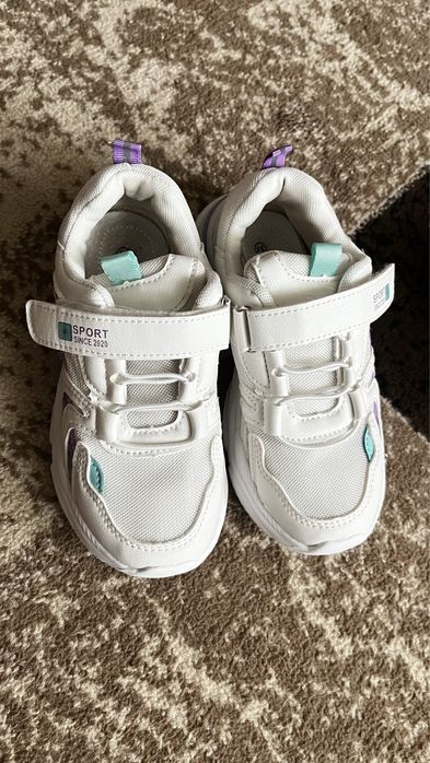 Дитячі кросівки для дівчинки