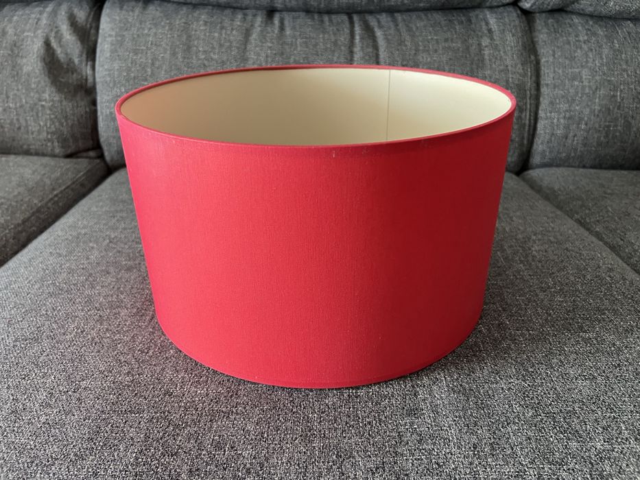 Candeeiro de teto com abajour vermelho