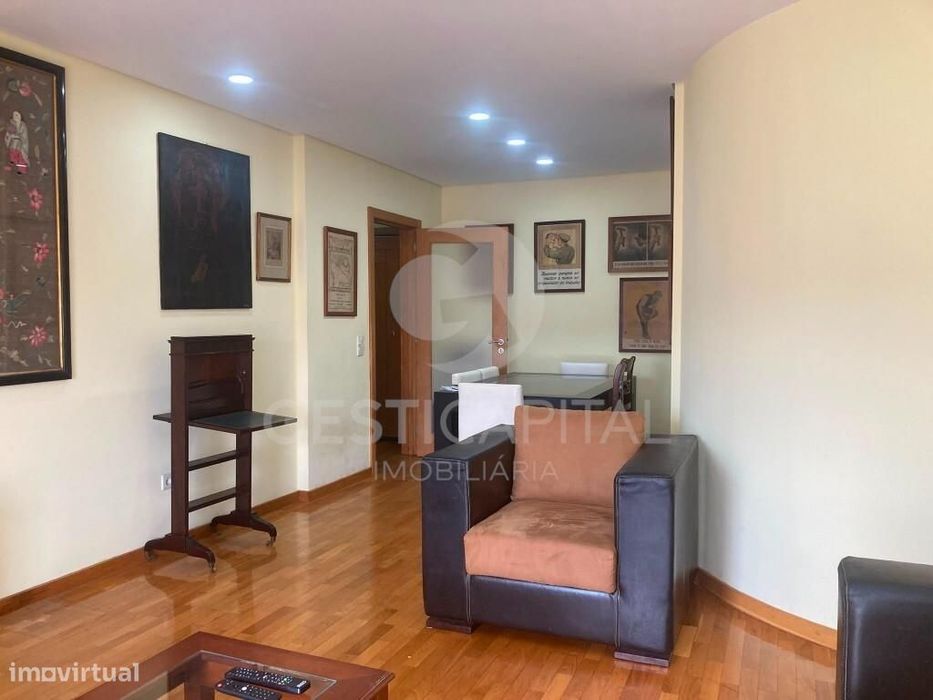 Apartamento T3 com Suite, 2 Varandas e Garagem para 2 Carros  em linha