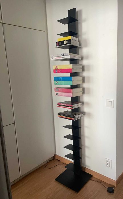 Estante Stance Areastore Area Store - aço lacado a preto - altura 202cm com iluminação LED