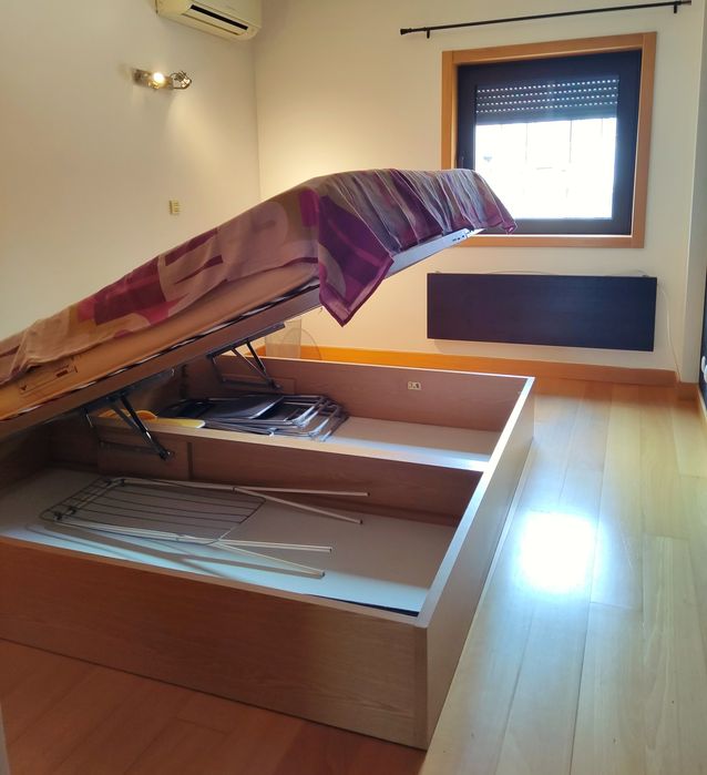 Cama Queen Size com base rebatível e colchões