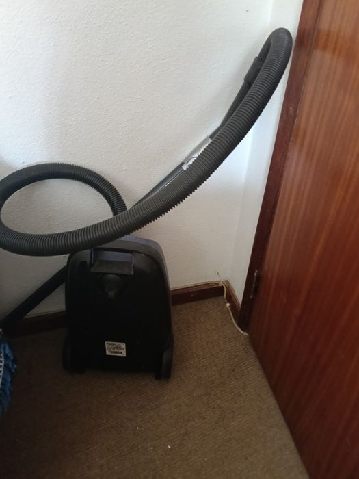 Gouveia, Aspirador, 25€ Aquecedor, 25€ Candeeiro, 25€ Móvel de apoio, 25€ Cristaleira, 100€..