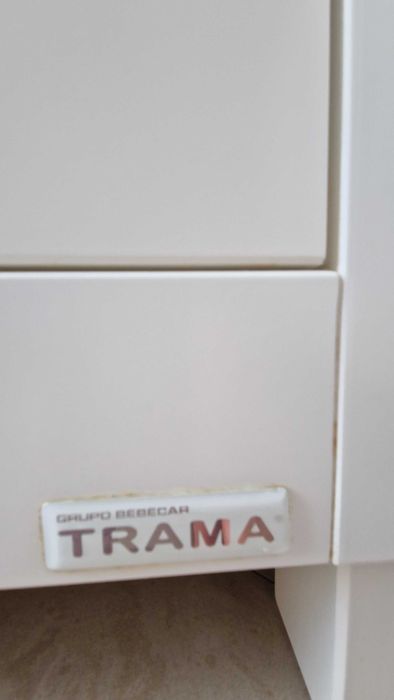 Cómoda Trama branca moderna e em óptimo estado