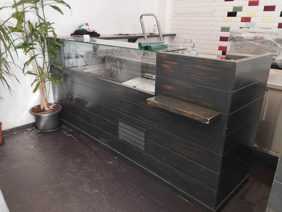 vitrine frigorifica integrada dentro de um balcão de madeira