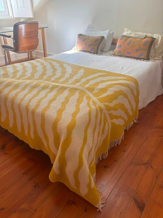 Estrutura de cama e colchão em madeira clara (IKEA)