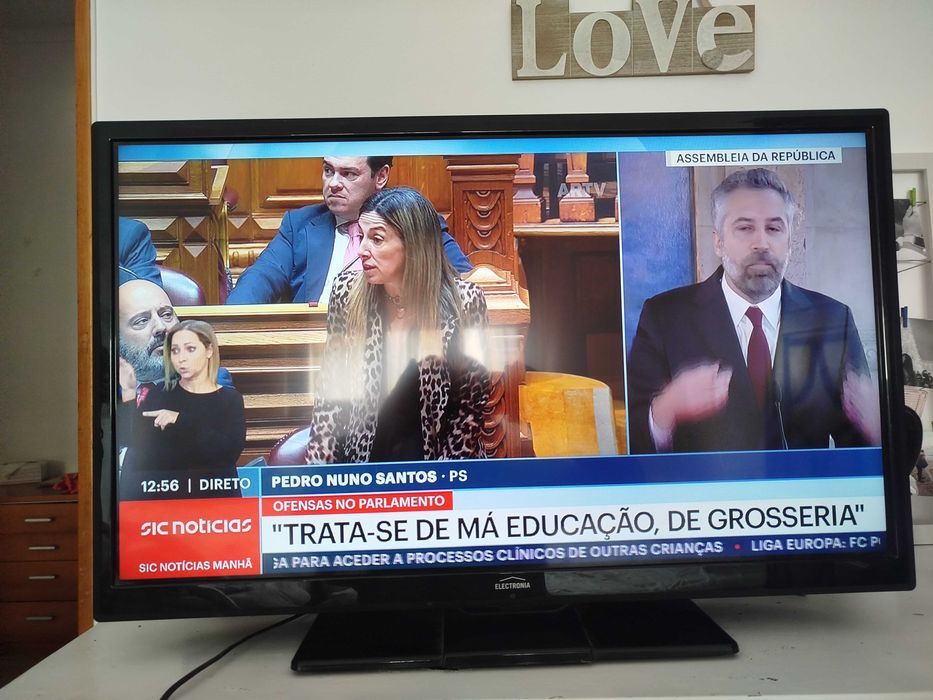 TV 32 polegas. Com suporte para a parede