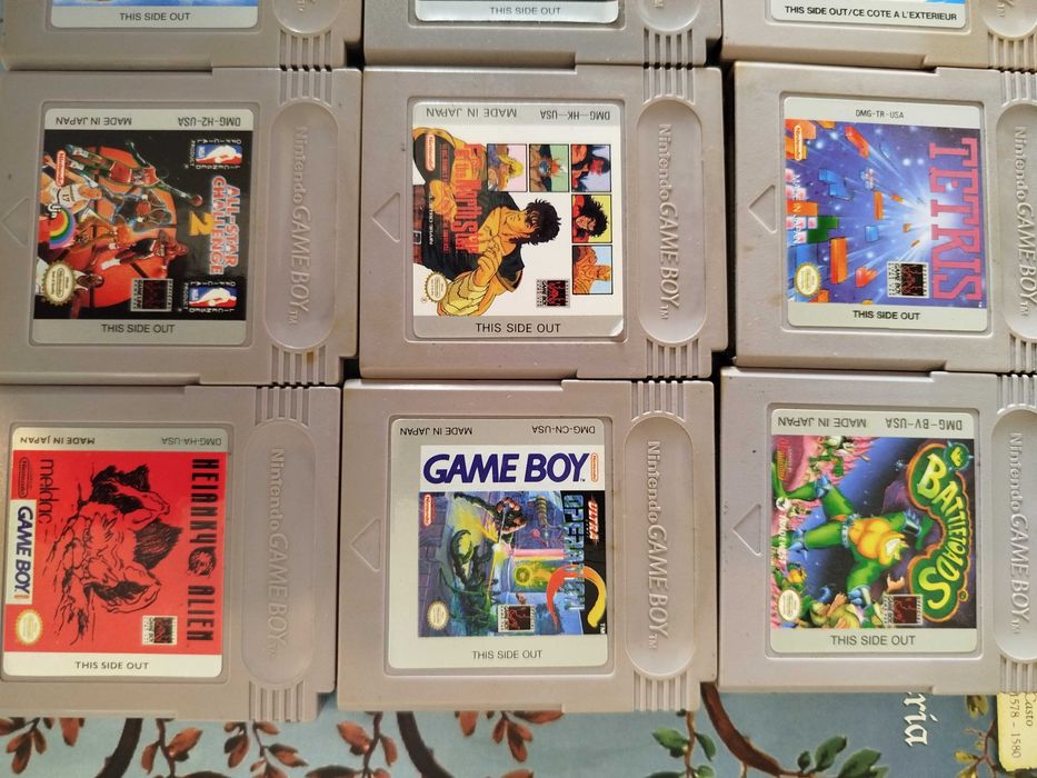 Vendo jogos de Game Boy
