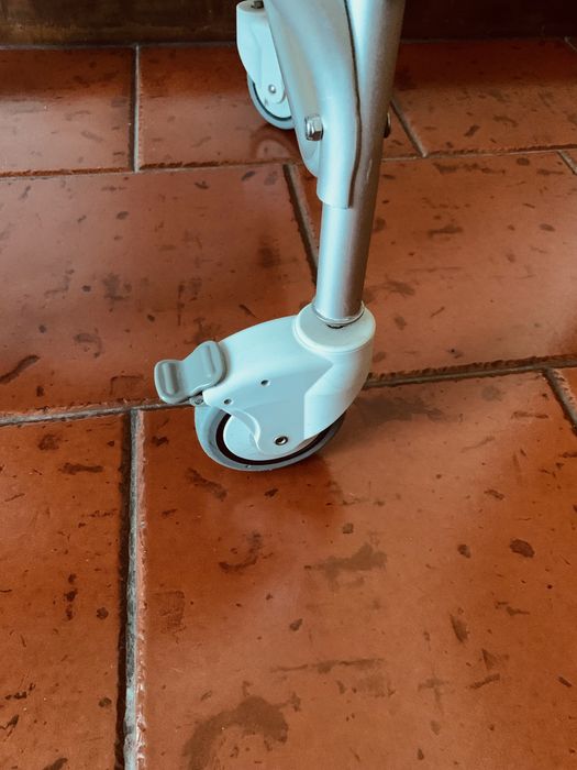 Cadeira sanitaria e banho com rodas e bacio