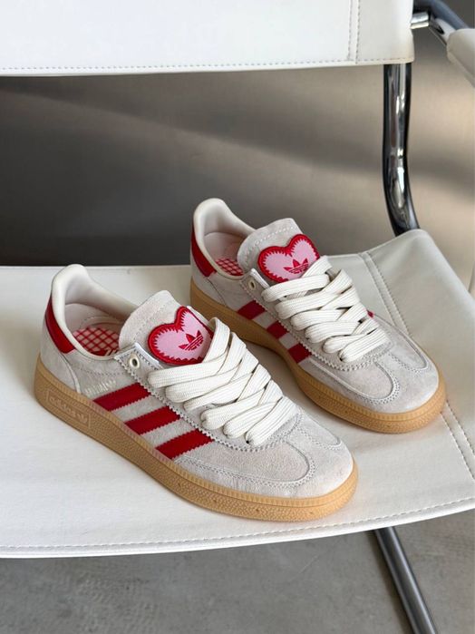 Жіночі кросівки Adidas Spezial Cream Scarlet Valentine's Day адідас спешл бедеві з червоними лампасами