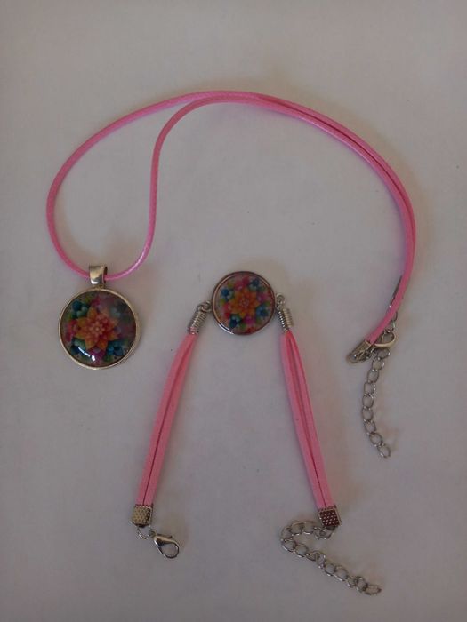 Conjunto pulseira e colar rosa com mandala floral