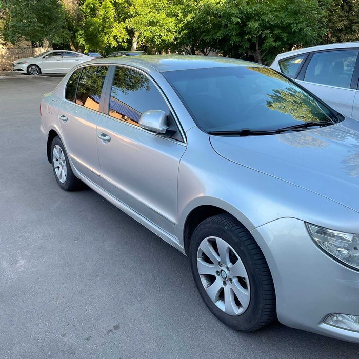 Skoda Superb 2011 продаж авто купити Шкода Суперб в Україні седан ліфтбек автомат DSG бензин комфортний та просторий автомобіль у гарному стані машина