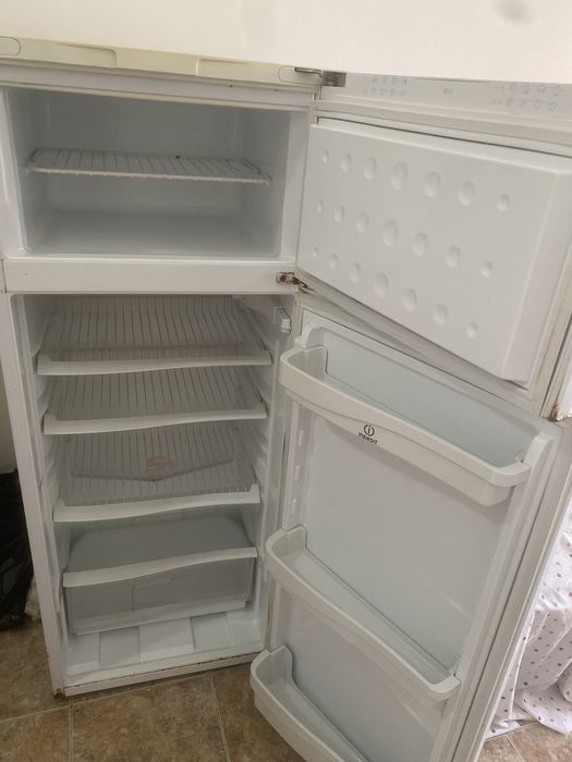 Frigorifico INDESIT medida mt 1,40x0,50.