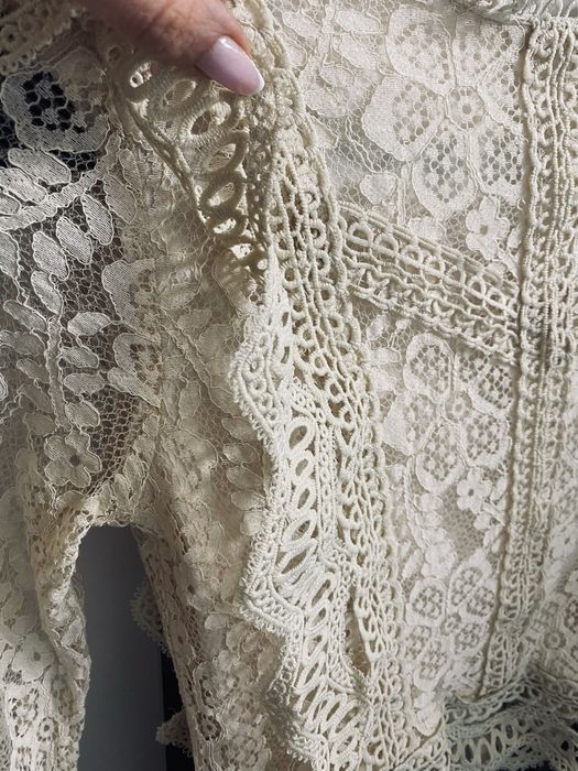Piekna koronkowa bluzka bezowa