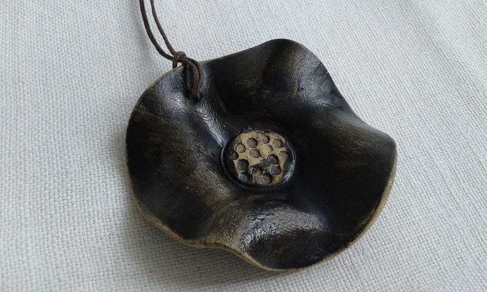 Ceramiczny wisiorek - kwiat