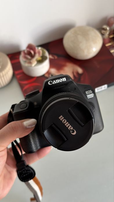 Canon EOS 2000D + Objetiva EF-S 18-55mm + Mala + Carregador + Bateria