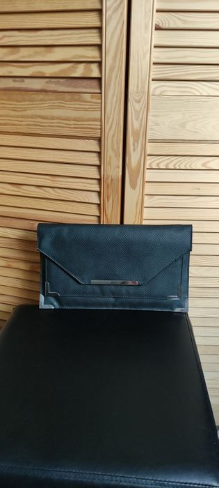 Czarna torebka kopertówka