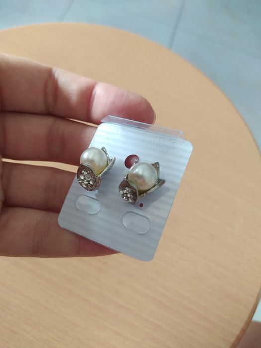 Brincos prateados flor com brilhantes e pérola NOVOS