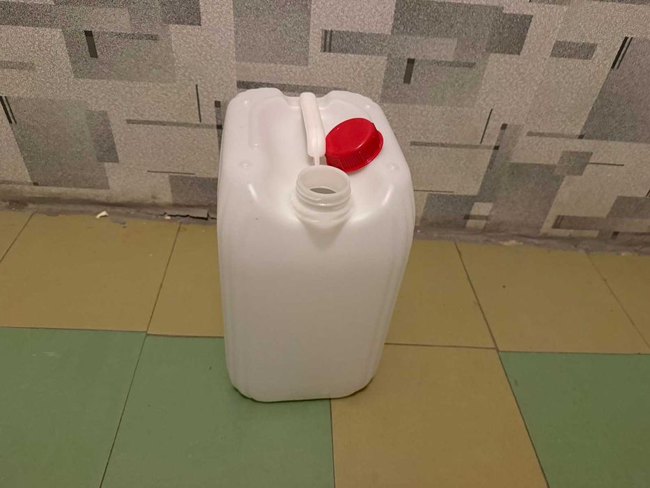 Канистры пластиковые 20л б/у