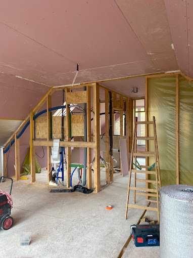 Kompleksowa adaptacja poddaszyOcieplenie PianąPUR zabudowa karton Gips