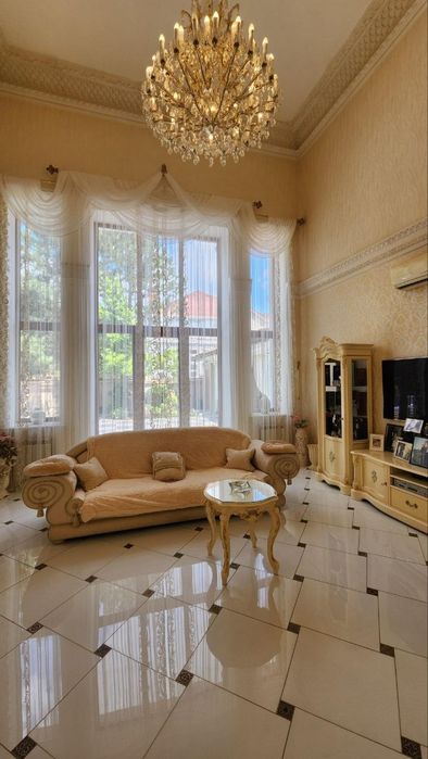 Продам дом в Совиньоне , красный кирпич, бассейн, цоколь, гараж