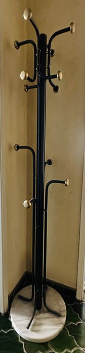 Cabide para casacos de metal com base em mármore
