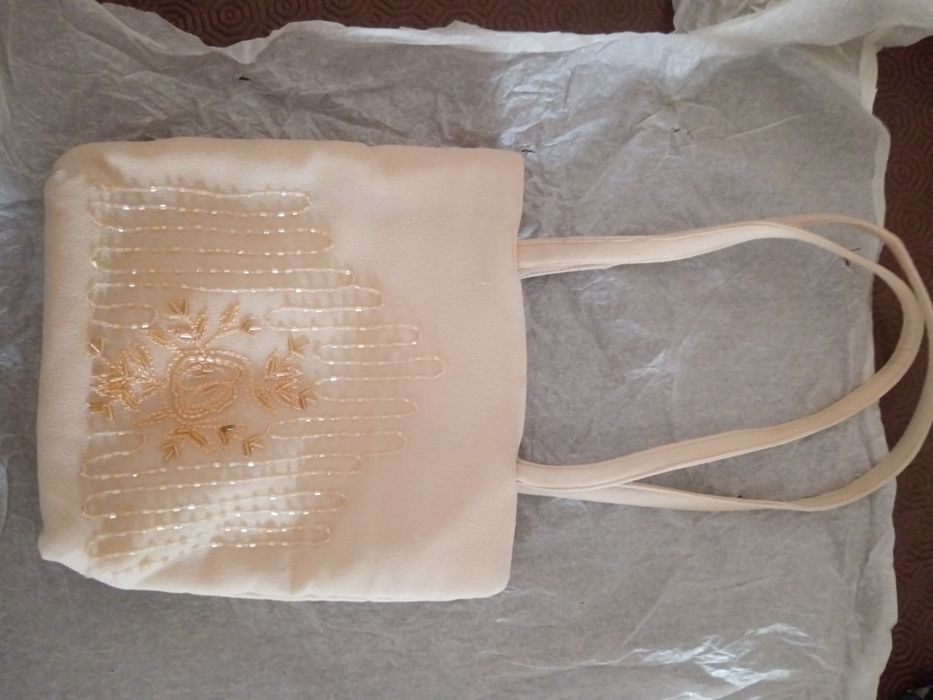 Conjunto de echarpe e bolsa
É nova, mas não se reparou e uma alça teve